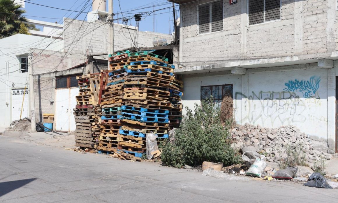 Invade basura banquetas en Chimalhuacán, la gente teme por su salud