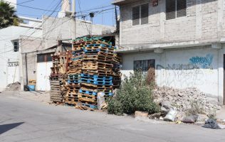 Invade basura banquetas en Chimalhuacán, la gente teme por su salud