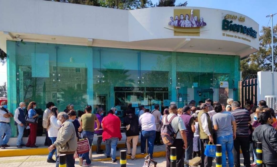 Llaman a 'abuelitos' a no asolearse en su cobro del Banco del Bienestar