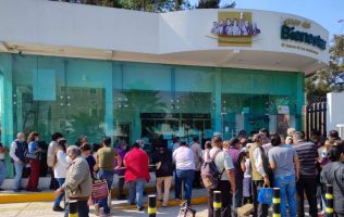 Llaman a 'abuelitos' a no asolearse en su cobro del Banco del Bienestar