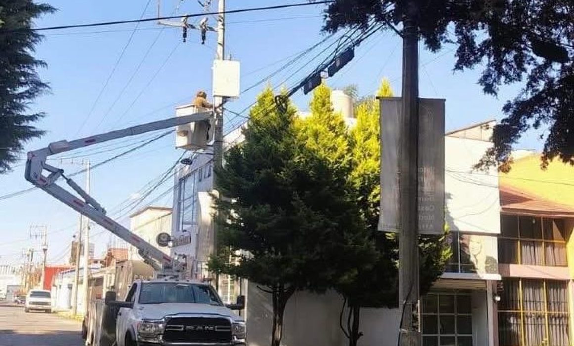 Mejoran en Metepec el alumbrado público en diversas colonias