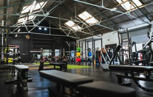 Muere fisicoculturista de 22 años durante su entrenamiento en gimnasio