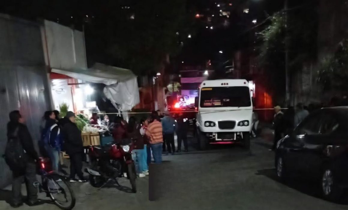 Muere menor tras accidente entre moto y microbús en Naucalpan