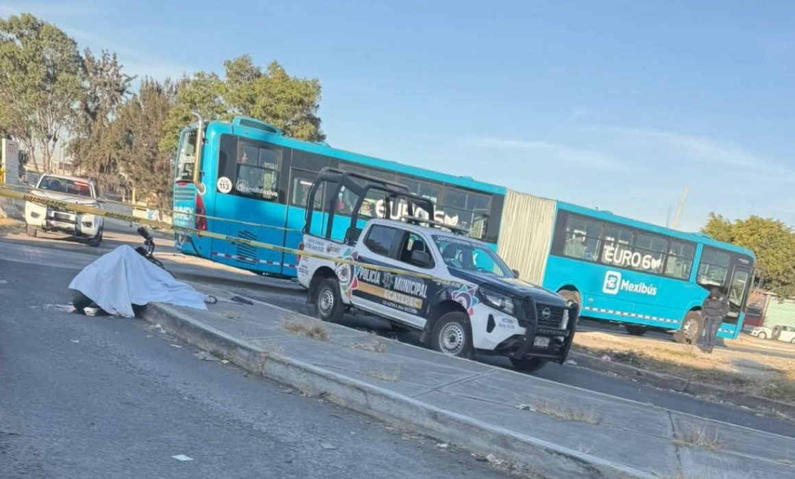 Muere motociclista al invadir carril de Mexibús en Avenida Central