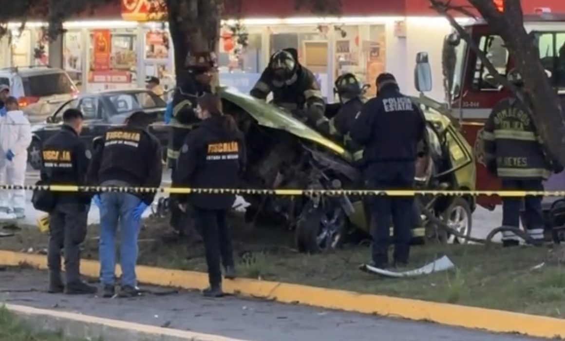 Muere pareja en trágico accidente el Toluca; quedan prensados en su auto