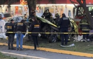 Muere pareja en trágico accidente el Toluca; quedan prensados en su auto