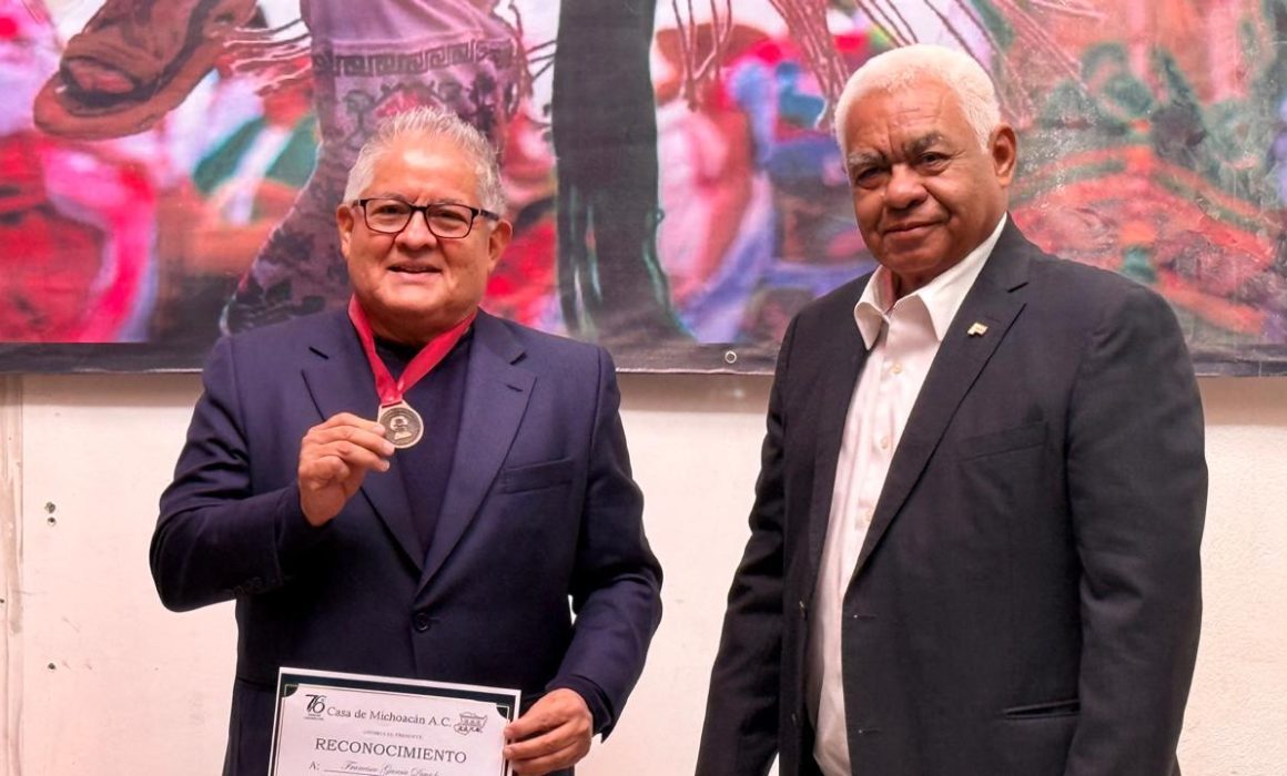 Paco García Davish recibe Medalla Melchor Ocampo