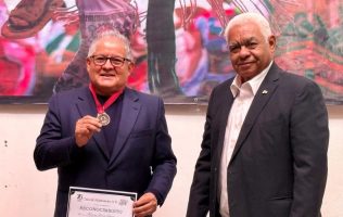 Paco García Davish recibe Medalla Melchor Ocampo