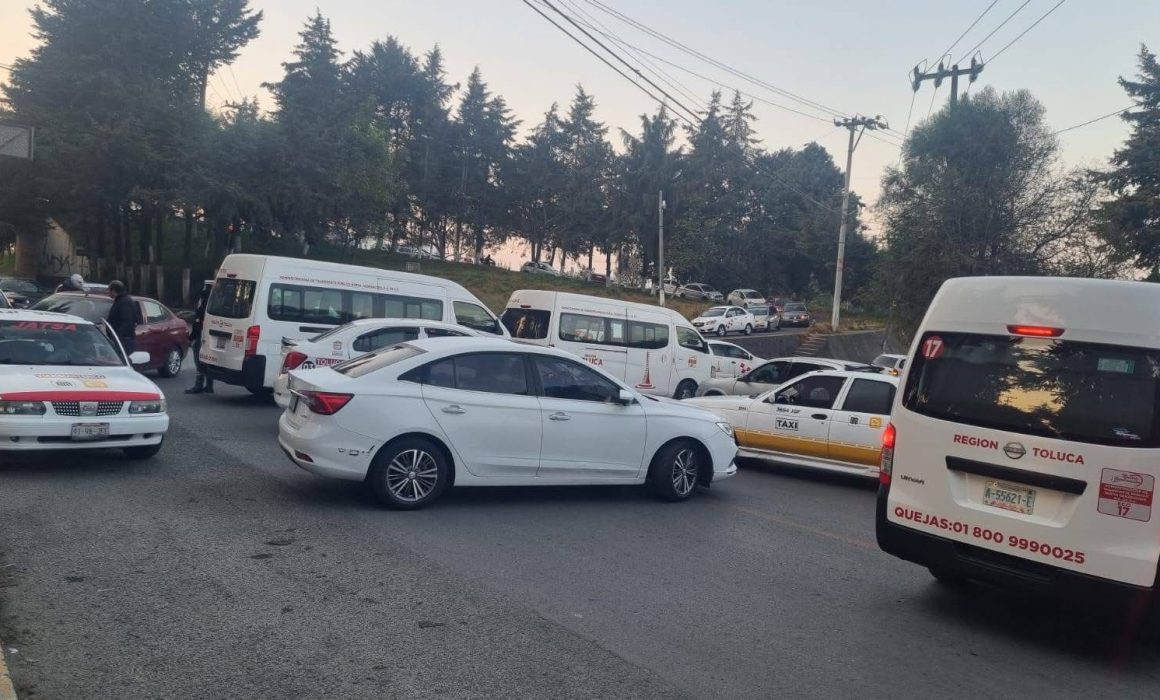 Paralizan transportistas la región de Tenango; piden arreglo de baches