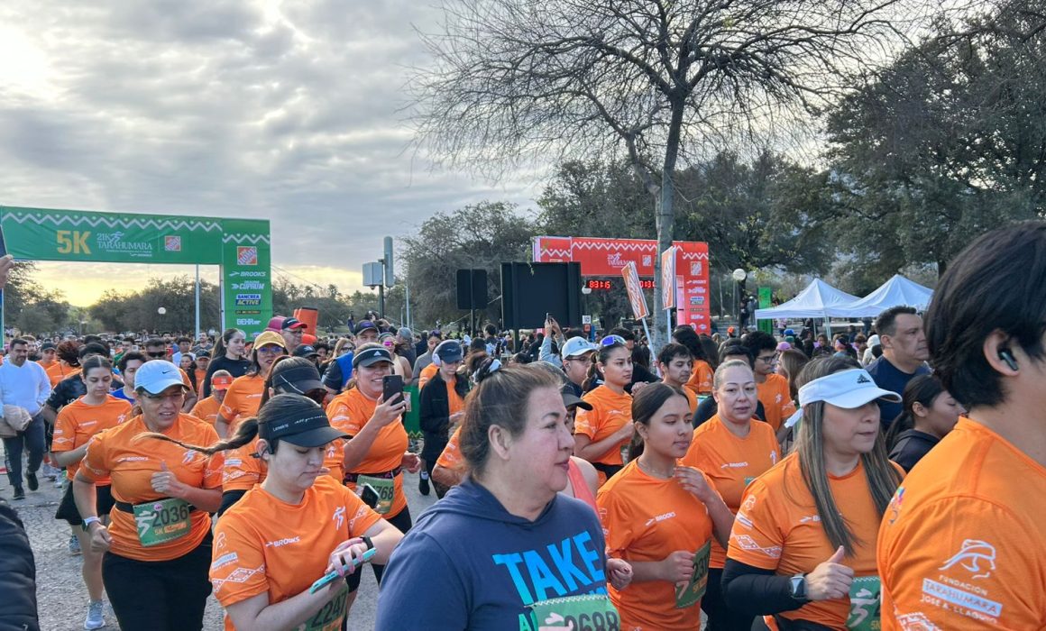 Participan más de 7 mil corredores en los 21K Tarahumara