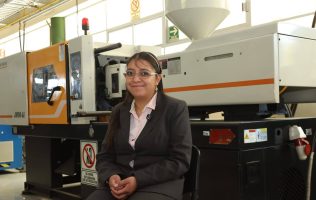 Promueve egresada de la UAEMex vocación por Ingeniería en Plásticos