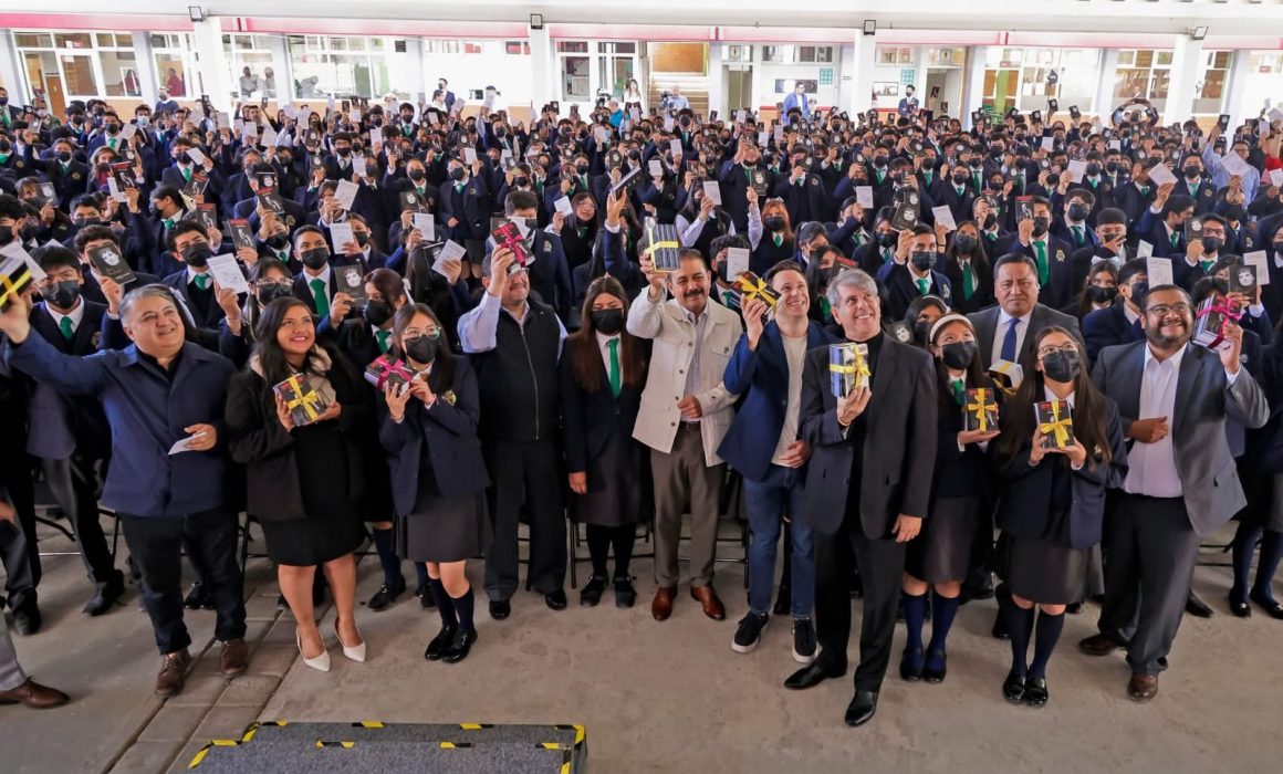 Recibe Estado de México 3 mil 140 libros para estudiantes