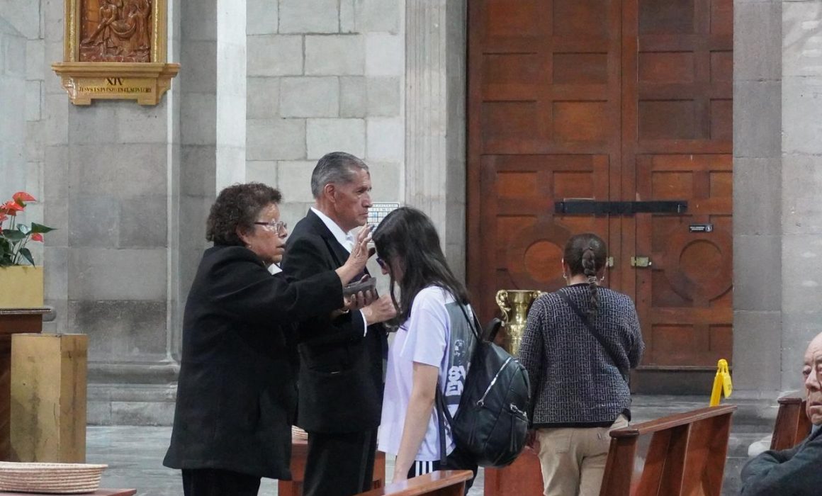 Recibe la Catedral de Toluca a miles de fieles por Miércoles de Ceniza