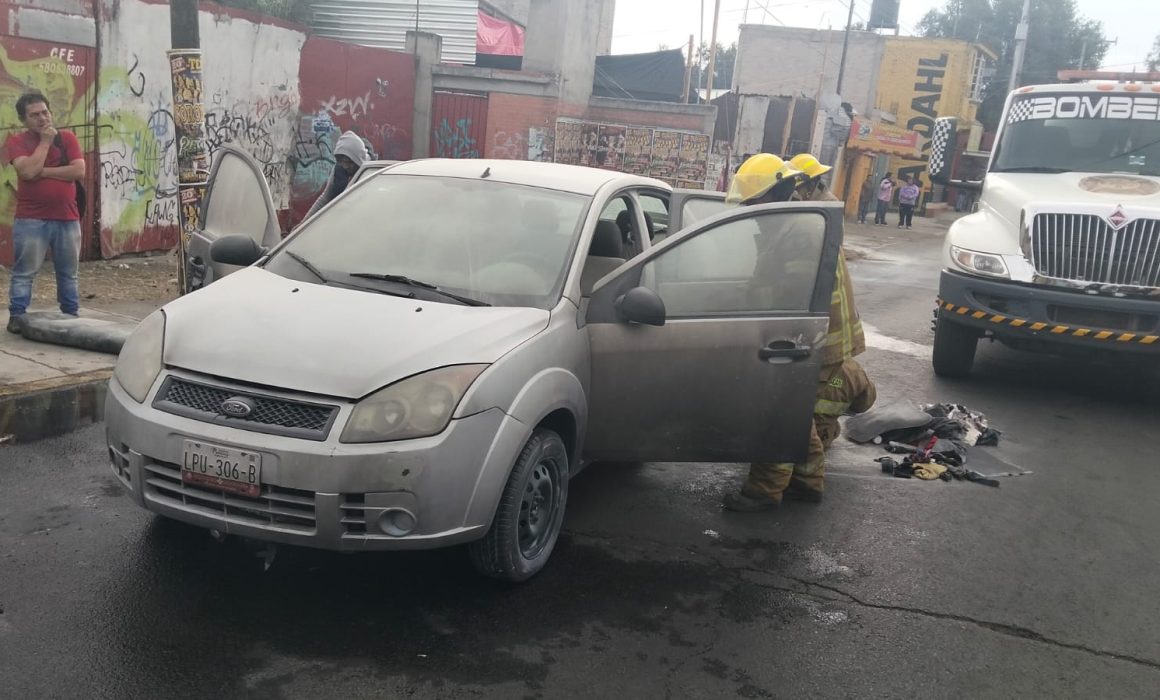 Rescatan a conductor atrapado en auto en llamas en Chimalhuacán