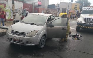 Rescatan a conductor atrapado en auto en llamas en Chimalhuacán