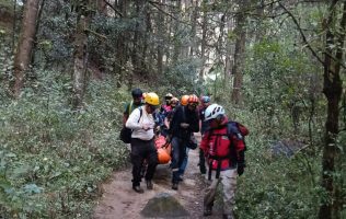 Rescatan a hombre lesionado en cascada de Amecameca tras caída
