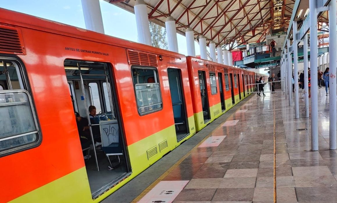 Rescatan con vida a mujer que cayó a vías del Metro en estación Nezahualcóyotl