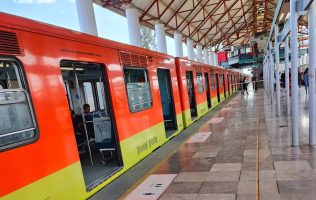 Rescatan con vida a mujer que cayó a vías del Metro en estación Nezahualcóyotl