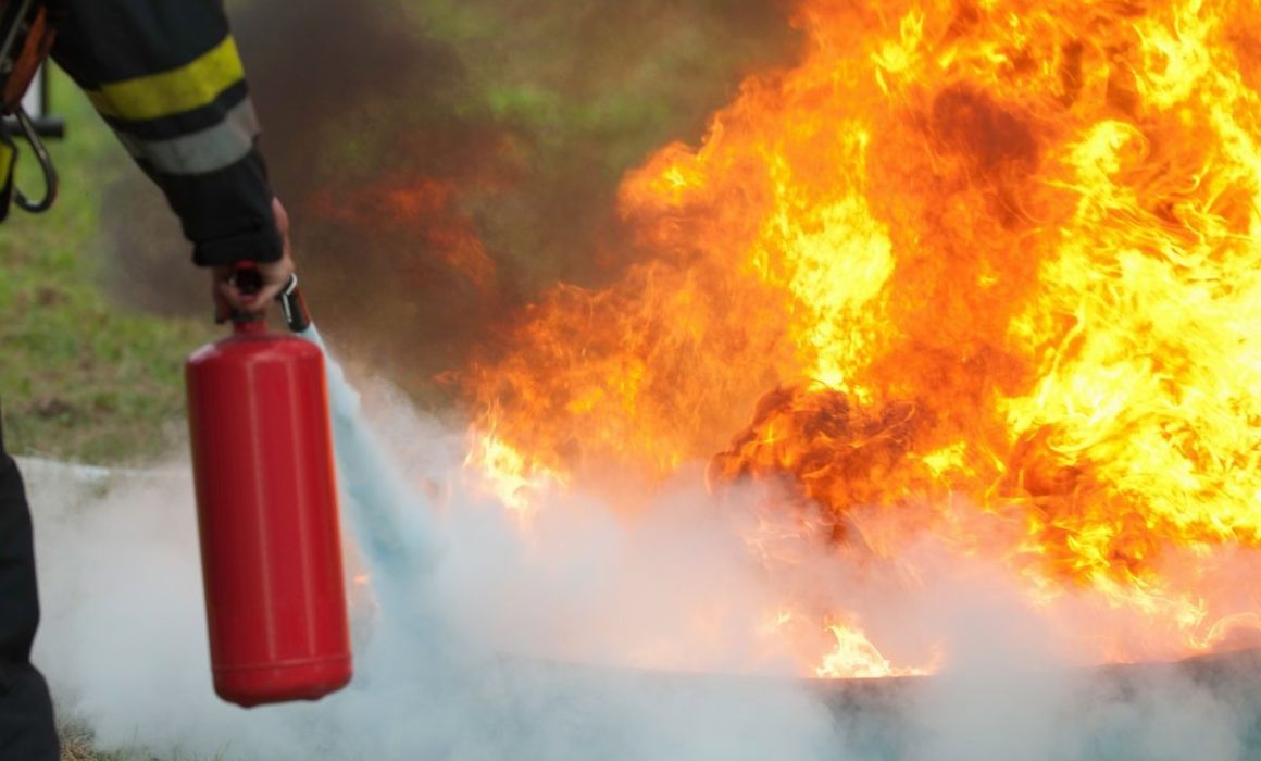 Sofocan bomberos de Tecámac incendio en depósito de unicel