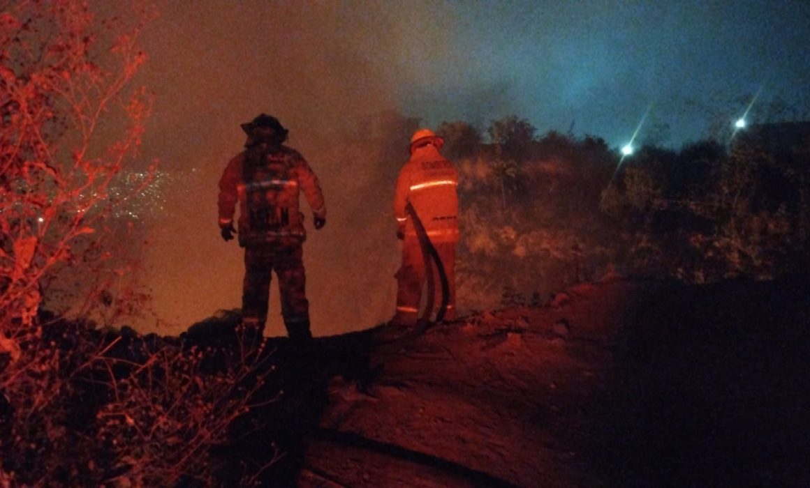 Sofocan incendio en barranca de Chimalhuacán
