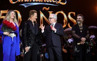 Sorprenden famosos a Emmanuel con reconocimiento por su trayectoria