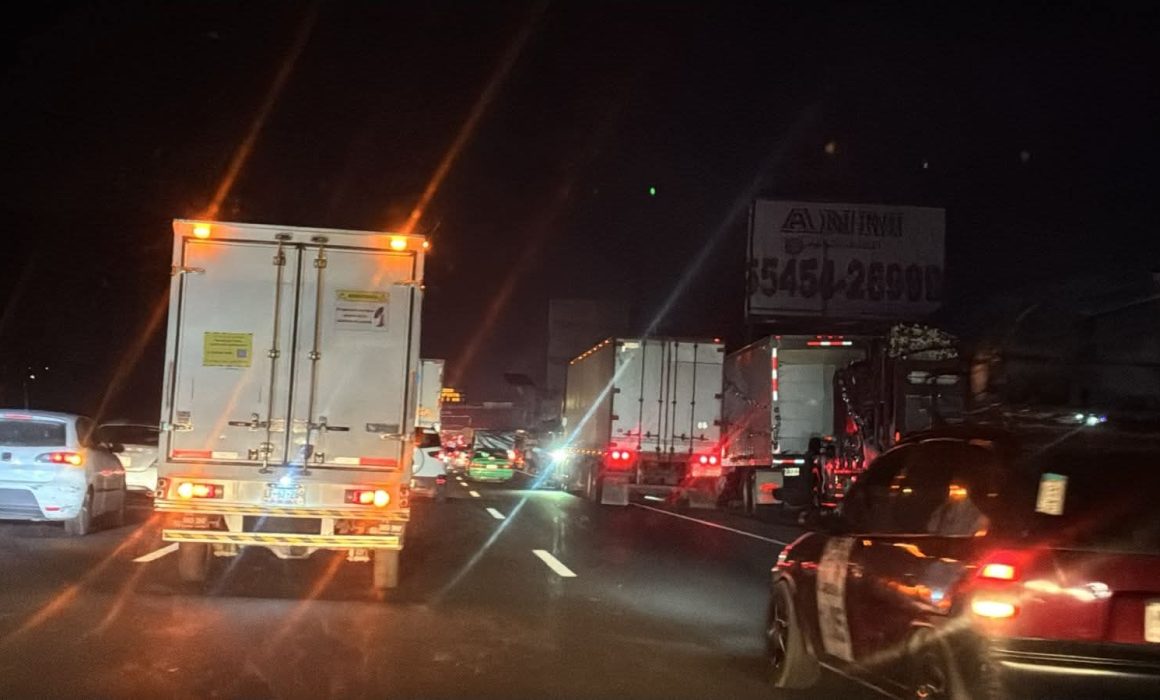 Tráfico lento por peregrinos en la México–Toluca rumbo a CDMX