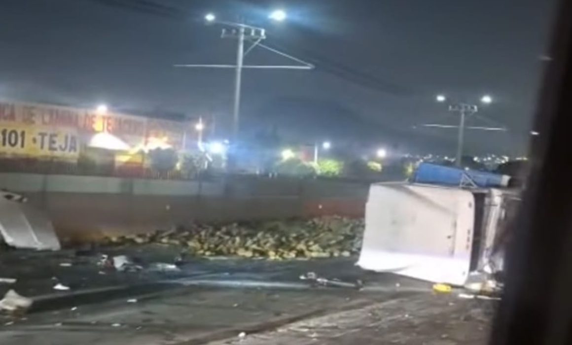 Vuelca tráiler con piñas y paraliza autopista México-Puebla