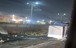 Vuelca tráiler con piñas y paraliza autopista México-Puebla