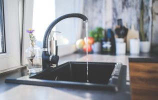 Denuncian desperdicio masivo de agua por fuga en Valle de Chalco
