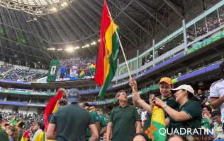 37. A todo pulmón: la afición canta Cielito Lindo en el descanso