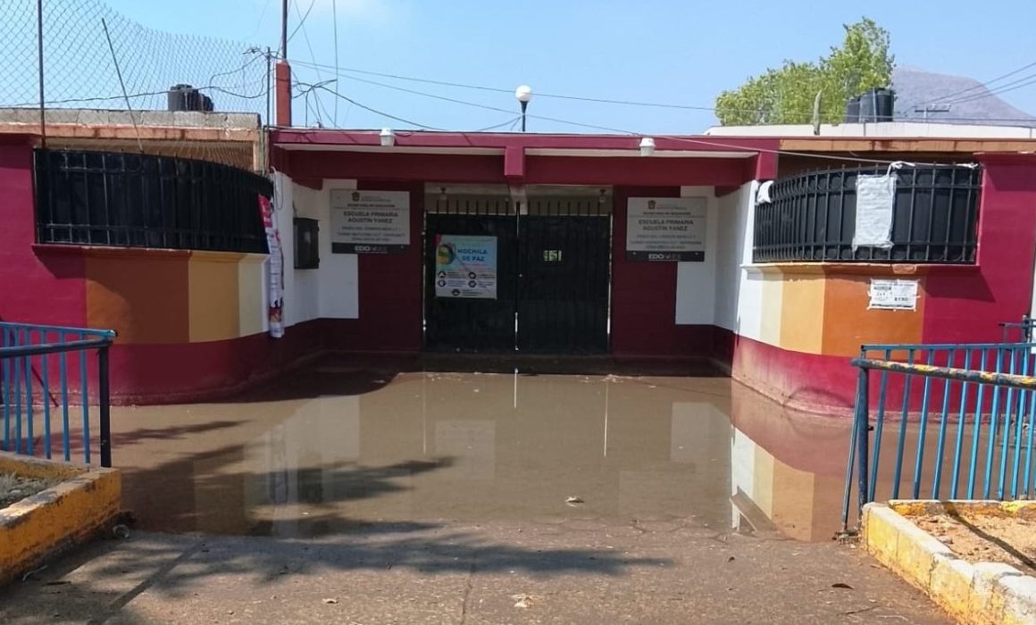 Acusan omisión del gobierno de Huehuetoca por inundaciones en escuelas