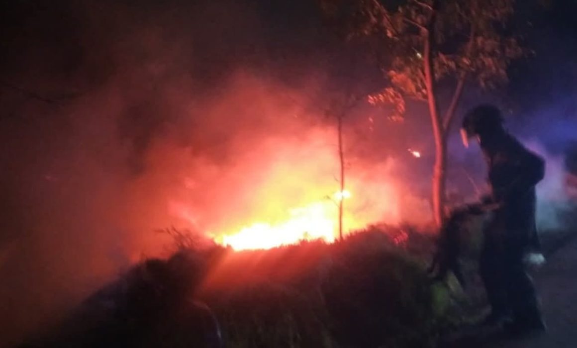 Afecta incendio de pastizal en Ecatepec 2 mil metros cuadrados