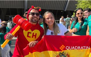 Afición boliviana llega al Estadio Monterrey para repechaje mundialista