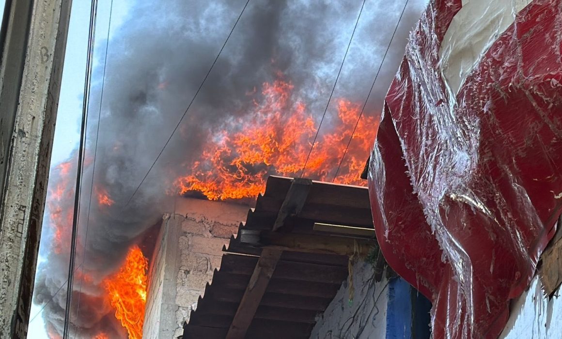 Amenaza incendio casas en Naucalpan vecinos sacan tanques de gas