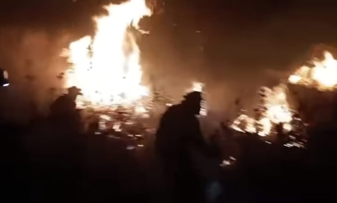 Amenaza incendio desde anoche zona habitacional en Caserío de Cortés