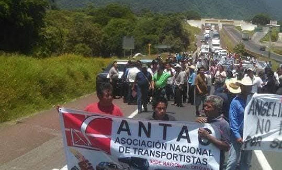 Anuncian transportistas paro nacional el próximo seis de abril