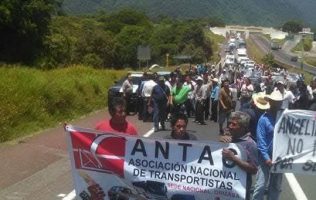 Anuncian transportistas paro nacional el próximo seis de abril