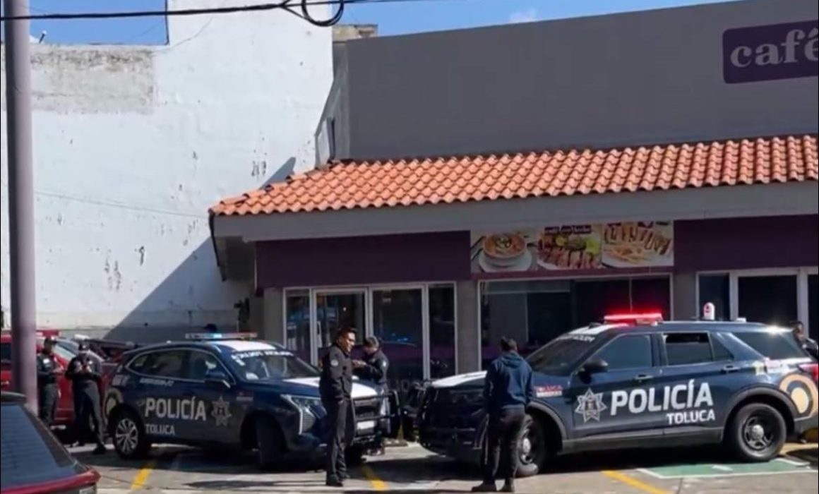 Aparece hombre sin vida afuera de restaurante en Toluca; investigan caso