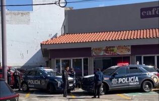 Aparece hombre sin vida afuera de restaurante en Toluca; investigan caso