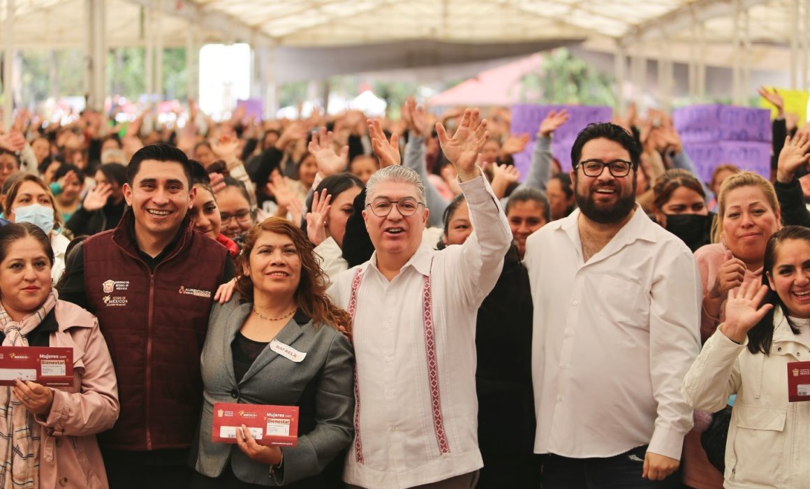 Aplauden mujeres de Naucalpan 3 mil tarjetas del Bienestar entregadas