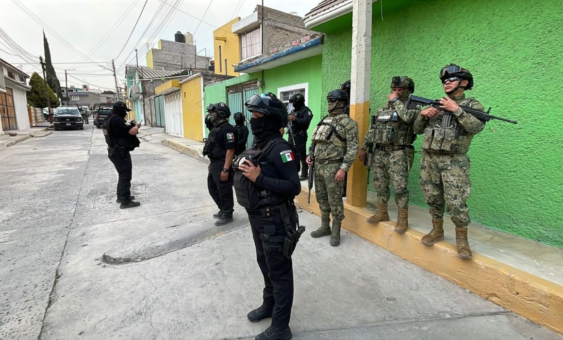 Aseguran armamento artesanal y detienen a dos en cateo en Ecatepec