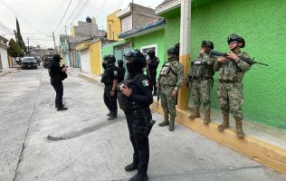 Aseguran armamento artesanal y detienen a dos en cateo en Ecatepec