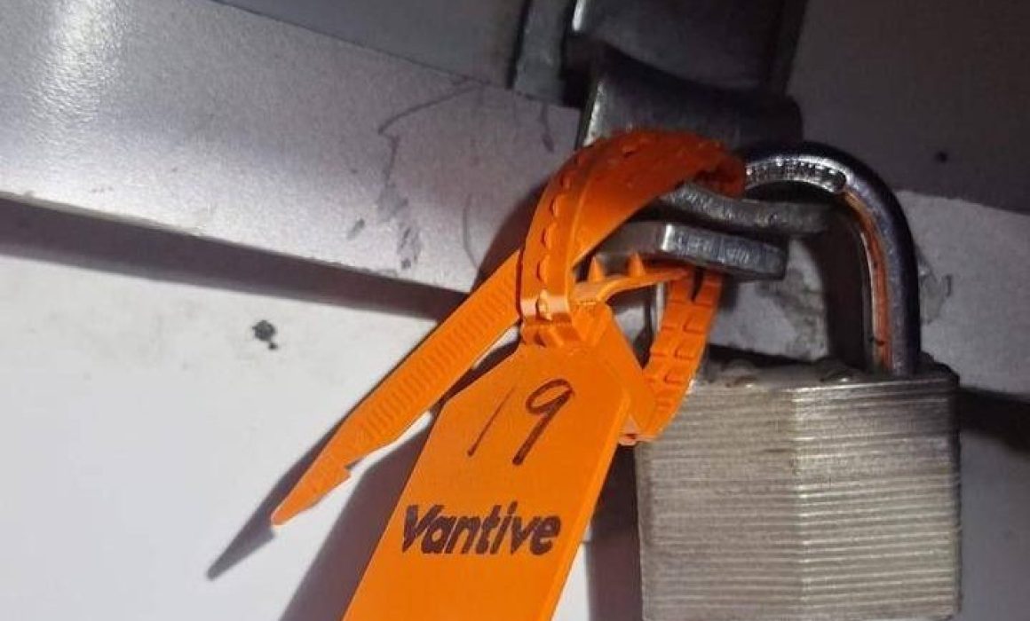 Aseguran en Coyotepec camión con fármacos valuado en 2 mdp