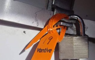 Aseguran en Coyotepec camión con fármacos valuado en 2 mdp