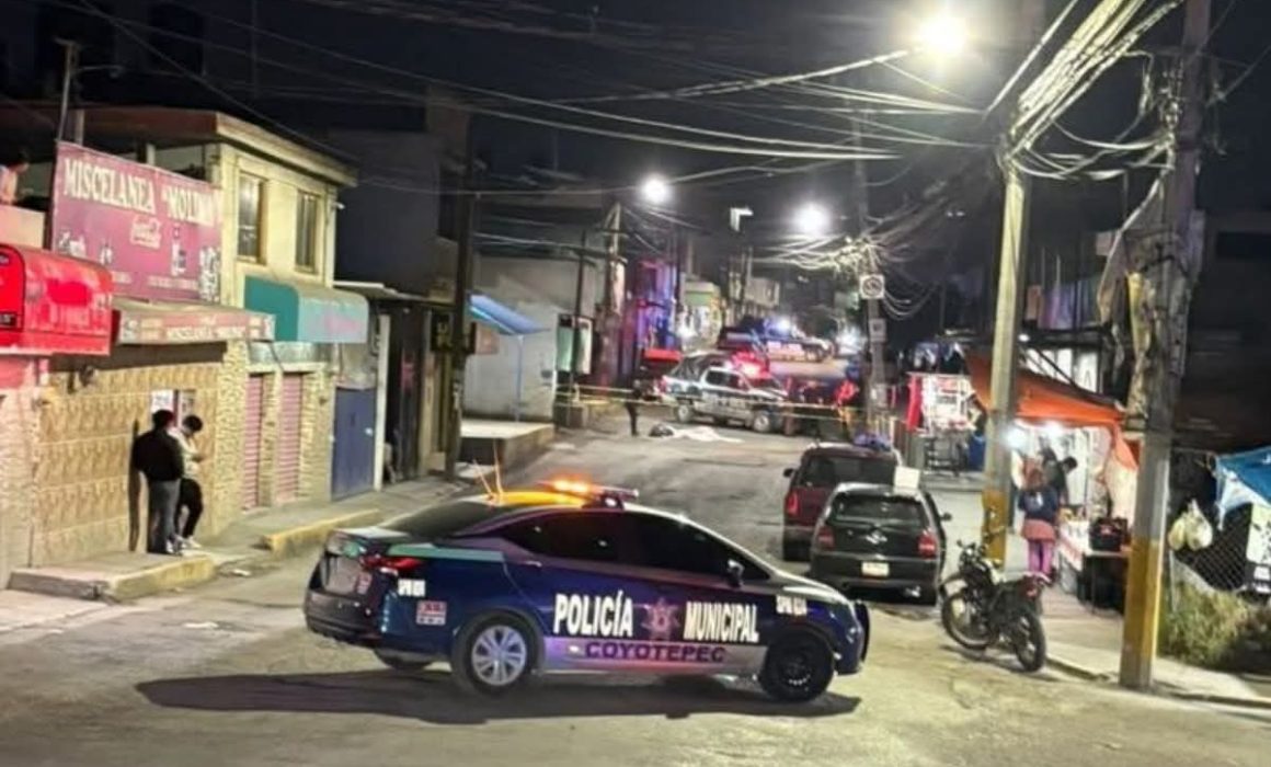 Atacan a balazos a hombre frente a primaria en Coyotepec