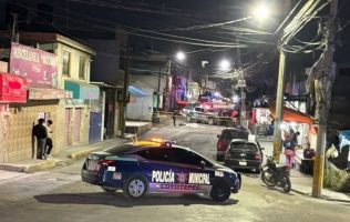 Atacan a balazos a hombre frente a primaria en Coyotepec