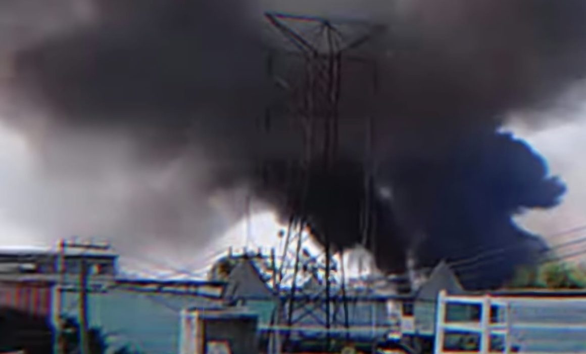 Atienden bomberos fuerte incendio en relleno sanitario de Nezahualcóyotl