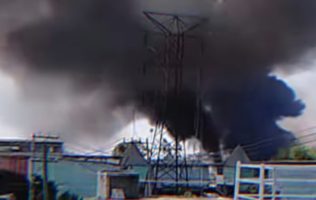 Atienden bomberos fuerte incendio en relleno sanitario de Nezahualcóyotl