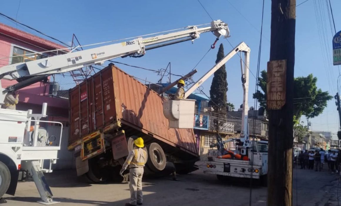 Atienden equipos de emergencias poste fracturado por tráiler en Ecatepec