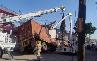 Atienden equipos de emergencias poste fracturado por tráiler en Ecatepec